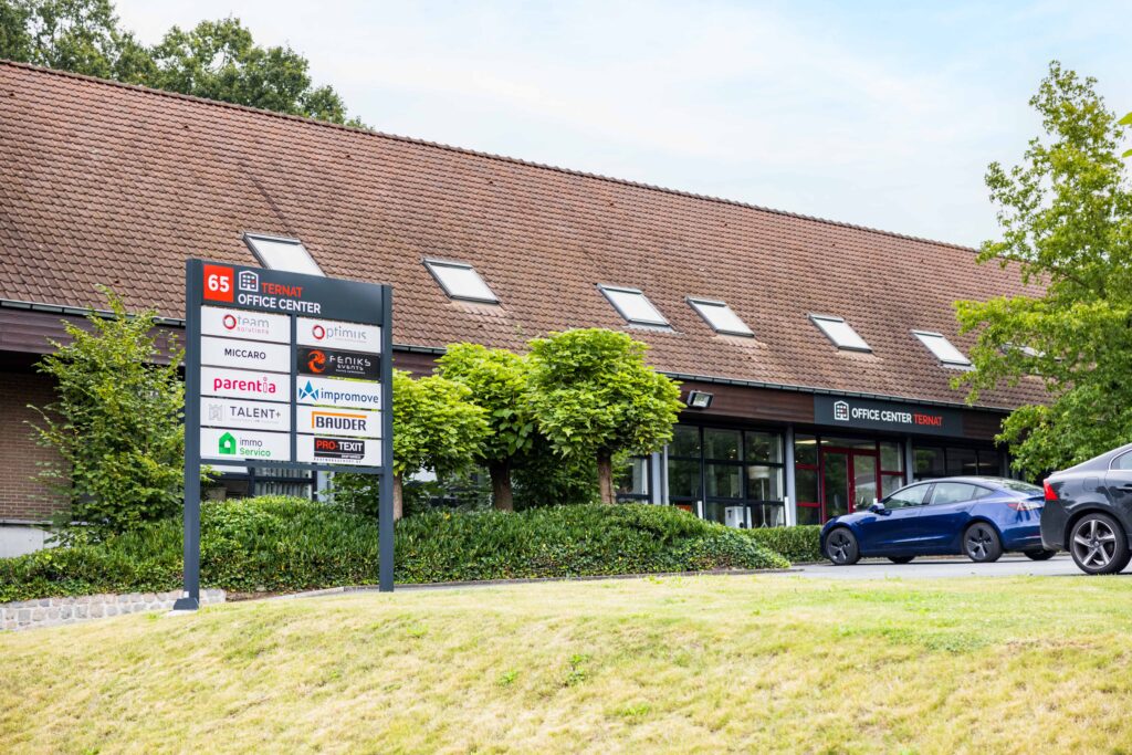 Office Center Ternat aan de Assesteenweg 65 met het Talent+ logo op het gevelbord