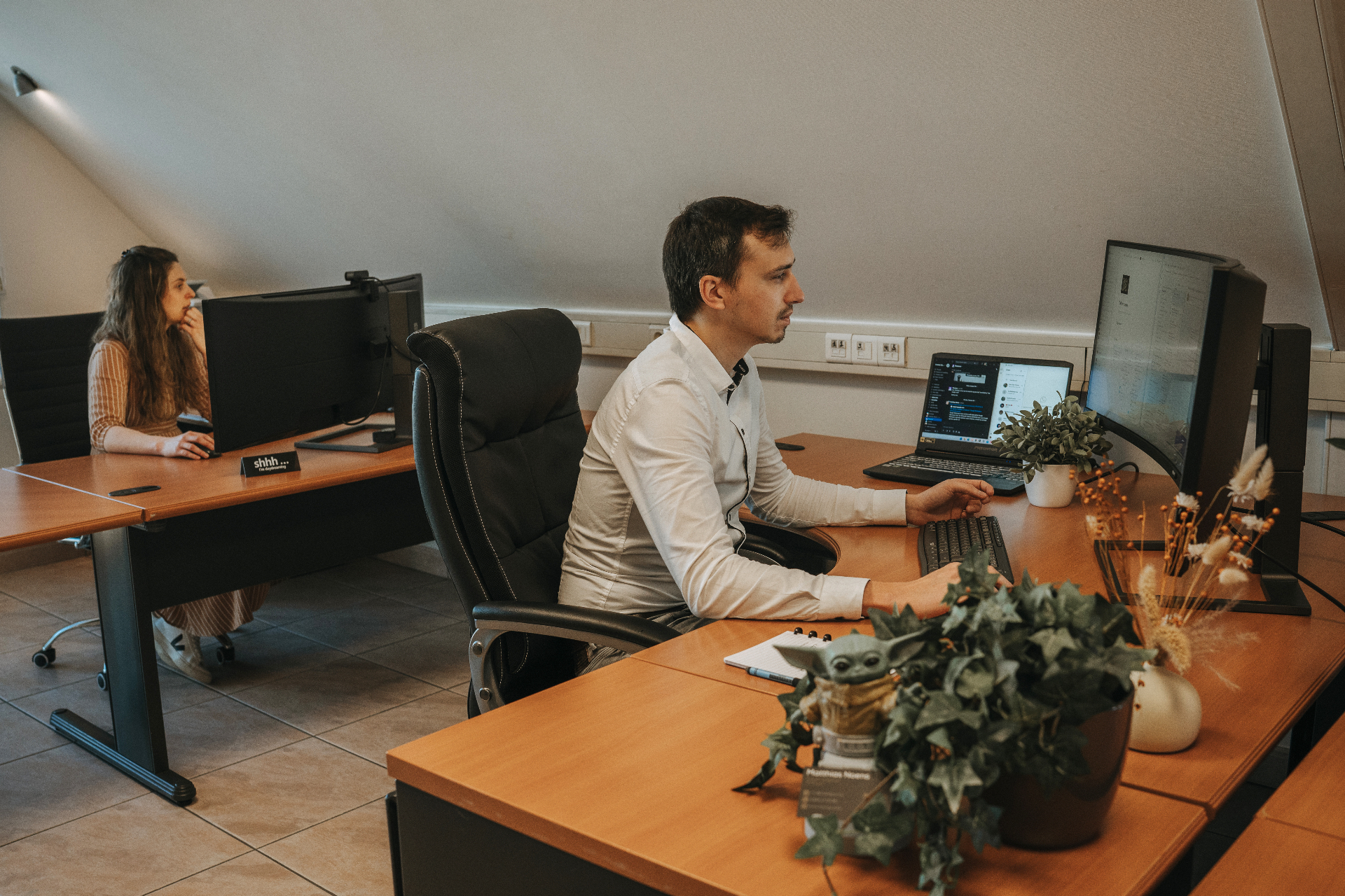 Medewerkers van Talent+ aan het werk in het kantoor